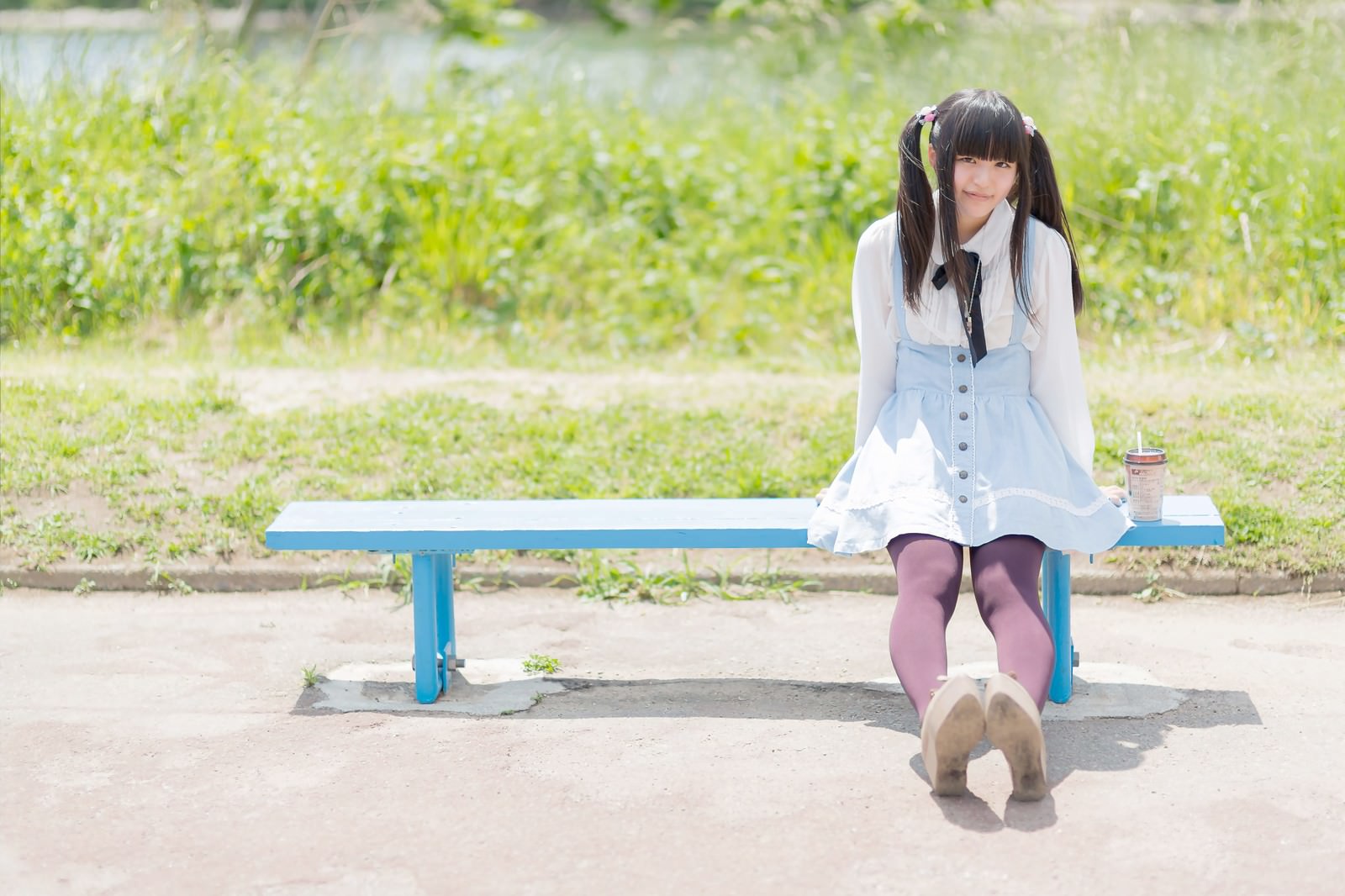 青いベンチに座るツインテールの女の子［モデル：こころ］