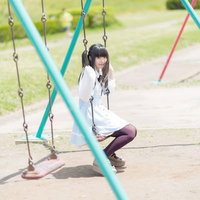 公園のブランコに座るツインテールの制服の女の子の写真