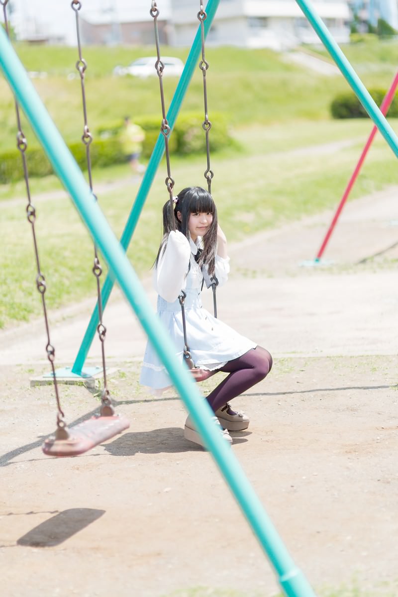 公園のブランコに座る制服姿のツインテールの女の子［モデル：こころ］