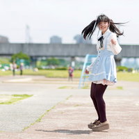 公園で振り返るツインテールの女の子の写真