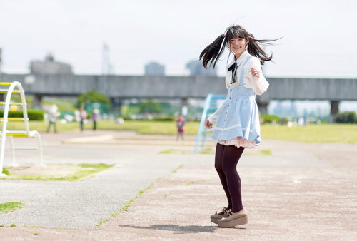 公園で振り返るツインテールの女の子
