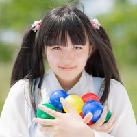 カラーボールを抱えるツインテールの女の子の写真