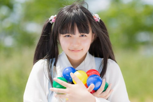 カラーボールを抱えるツインテールの女の子