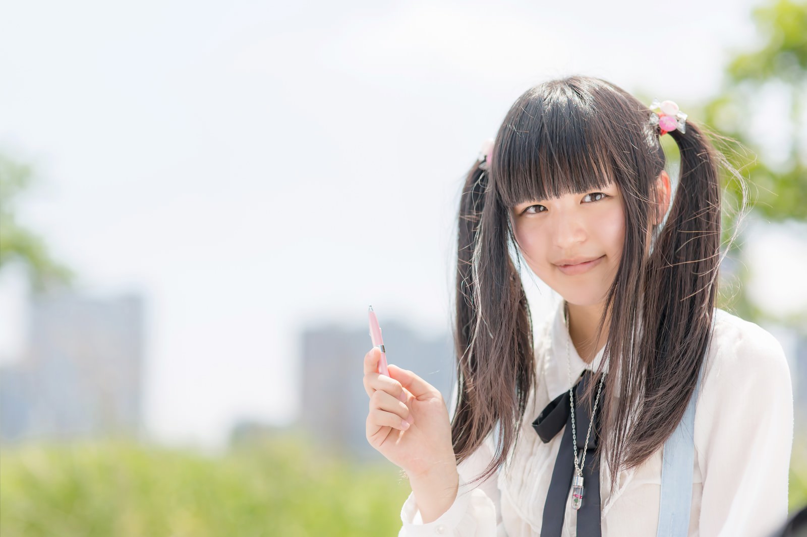 ピンクのペンを持つツインテールの制服の女の子［モデル：こころ］