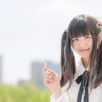 ピンクのペンを持つツインテールの女の子の写真