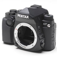 黒いボディのPENTAX KPデジタル一眼レフカメラの写真