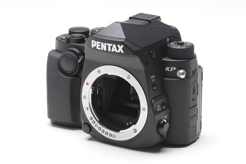 黒いボディのPENTAX KPデジタル一眼レフカメラ