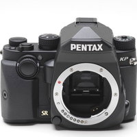 PENTAX KP ボディ、黒い一眼レフカメラの写真