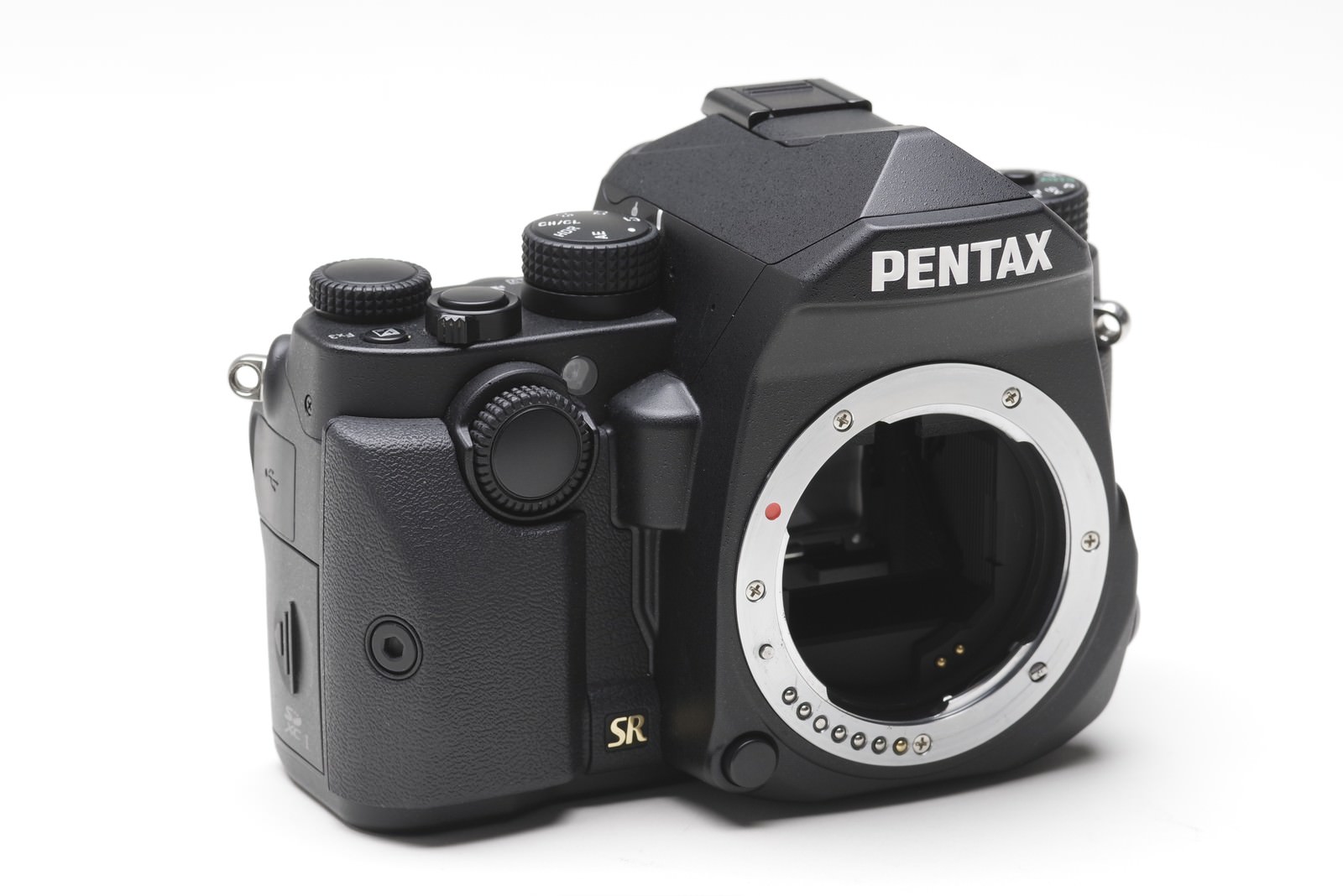 レンズ未装着でマウント部分が見えるPENTAX KPの黒いカメラボディ