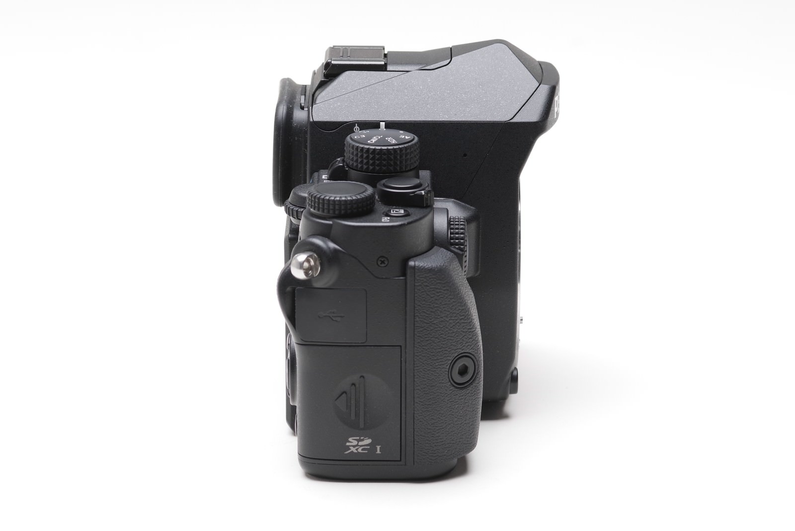 PENTAX KP一眼レフカメラの左側面グリップ部分