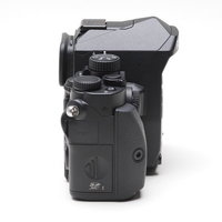 PENTAX KP カメラの左側面グリップの写真