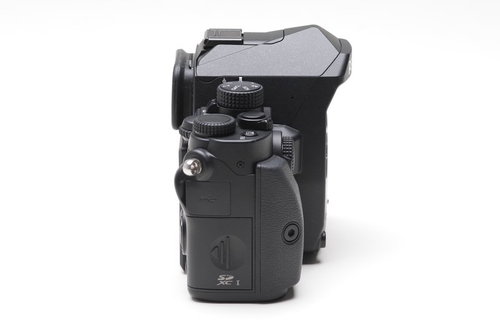 PENTAX KP カメラの左側面グリップ