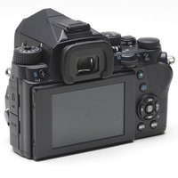 PENTAX KP の背面 液晶モニターと操作ボタンの写真