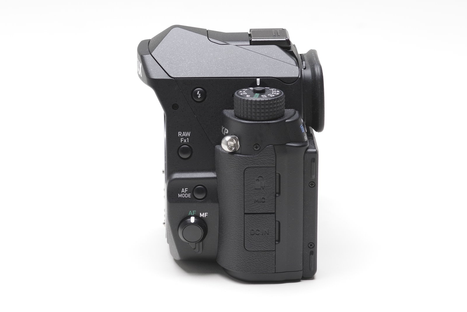PENTAX KPを横から見たカメラボディ。黒いボディに各種ボタンとダイヤル配置が見える