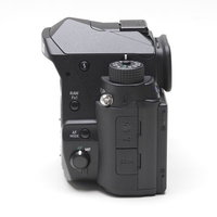 PENTAX KPの横顔とコントロールパネルの写真