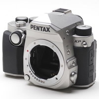 PENTAX KP シルバーボディの一眼レフカメラの写真
