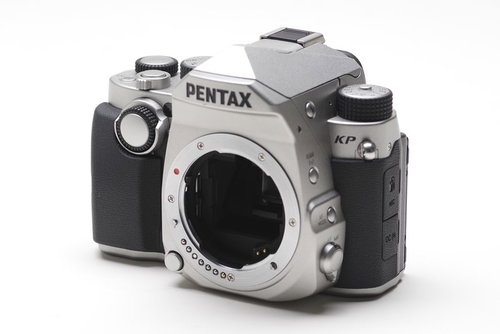 PENTAX KP シルバーボディの一眼レフカメラ
