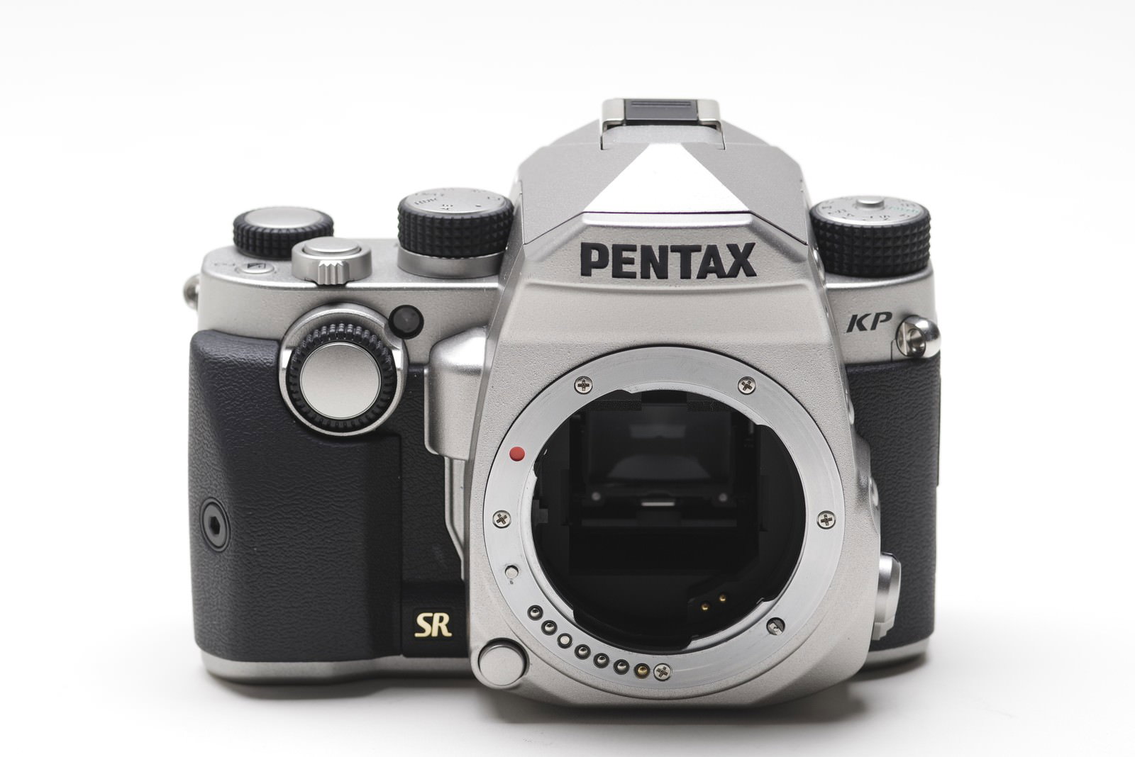 白背景に配置されたPENTAX KPのシルバーボディ