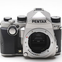 PENTAX KP ボディシルバーの一眼レフカメラの写真