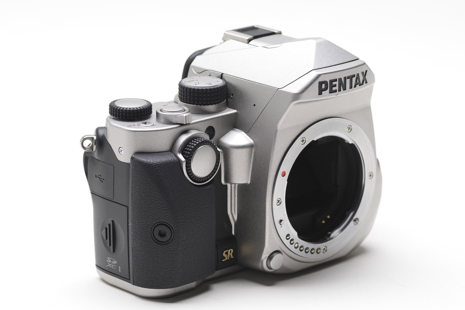 白背景に置かれたシルバーボディのPENTAX KP一眼レフカメラ