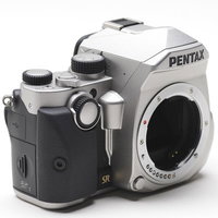 レンズ未装着のPENTAX KPボディ（シルバー）の写真