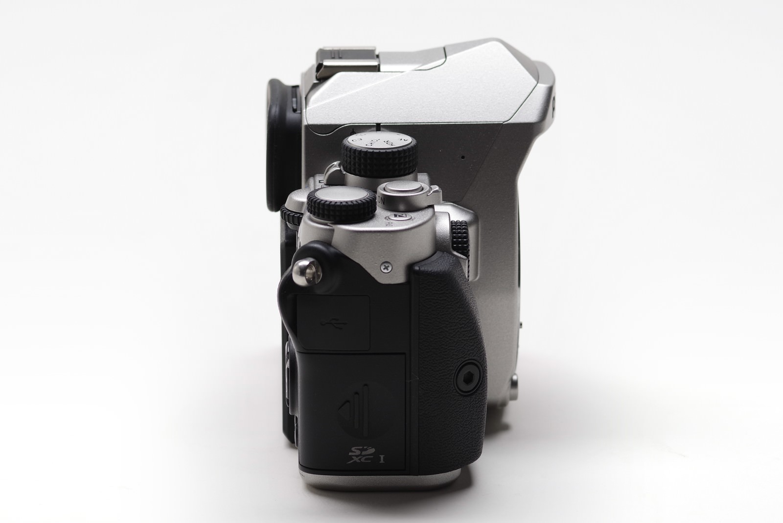 PENTAX KPの右側グリップ部分を白背景で撮影した写真