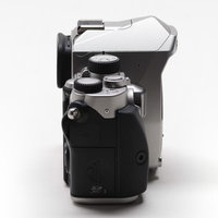 PENTAX KPの右側グリップ部分と操作ボタンの写真