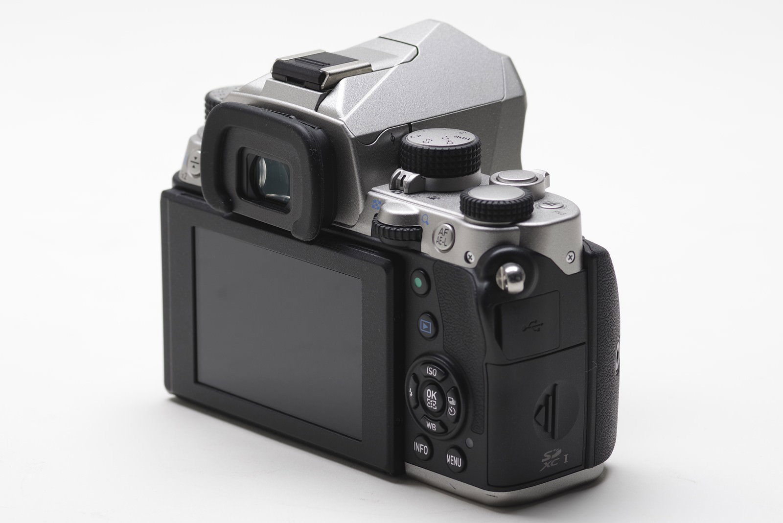 背面液晶がオフの状態のPENTAX KP（シルバー）
