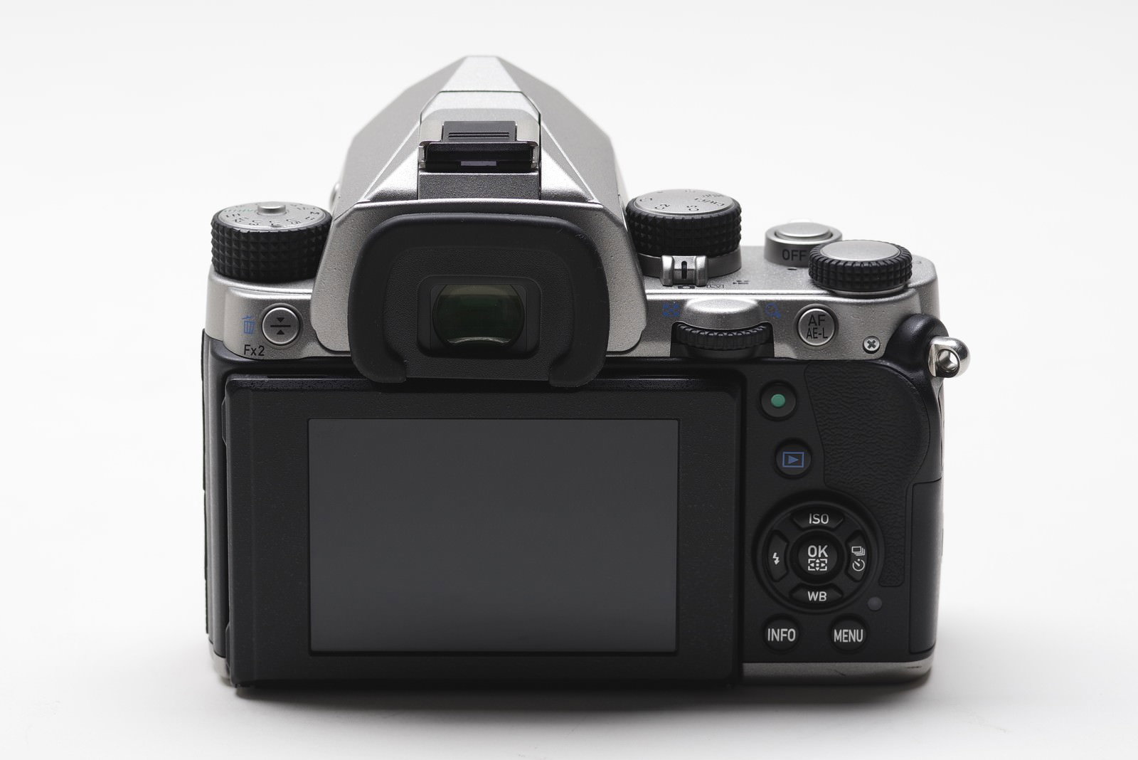 PENTAX KPボディの背面、シルバーカラーのチルト式液晶モニターと操作ボタンが見える