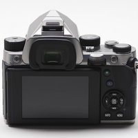 PENTAX KPボディキット、シルバーとチタン色のチルト式液晶モニター搭載の写真