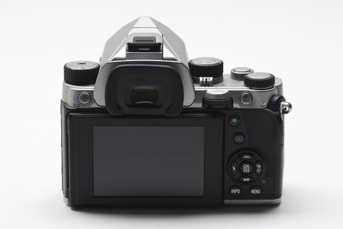PENTAX KPボディキット、シルバーとチタン色のチルト式液晶モニター搭載
