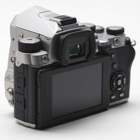PENTAX KP（シルバー）の背面側、液晶モニターと操作ボタンの写真