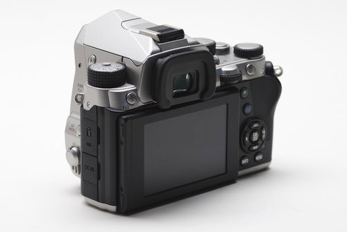 PENTAX KPボディキットシルバーの背面と液晶モニター