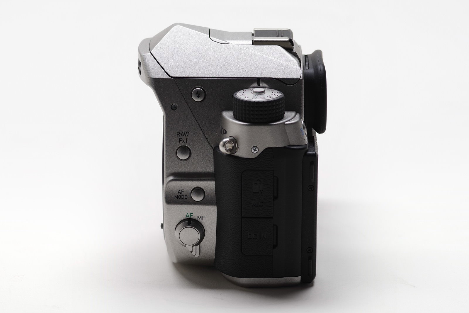 PENTAX KP（シルバー）の左側側面を撮影したカメラ写真