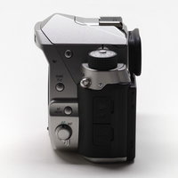 PENTAX KP（シルバー）左側側面の一眼レフカメラの写真