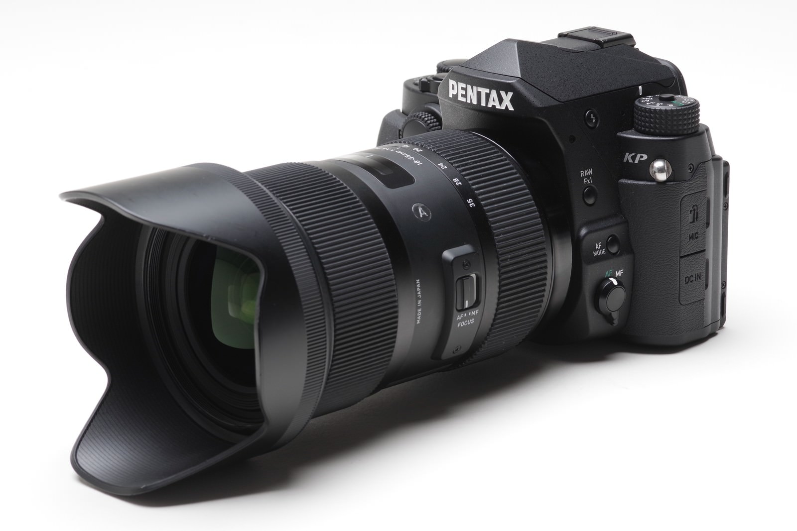18-35mmARTレンズを装着したPENTAX KPのデジタル一眼レフカメラ