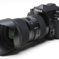 18-35mm ARTレンズ装着のPENTAX KP一眼レフカメラの写真