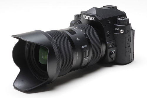 PENTAX KPに18-35mmレンズを装着した一眼レフカメラ