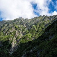 スマホとタブレットを同時に使う男性の写真