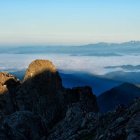 雲海に浮かぶ白山の岩稜と青空の写真