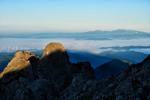 雲海に浮かぶ白山の岩稜と青空