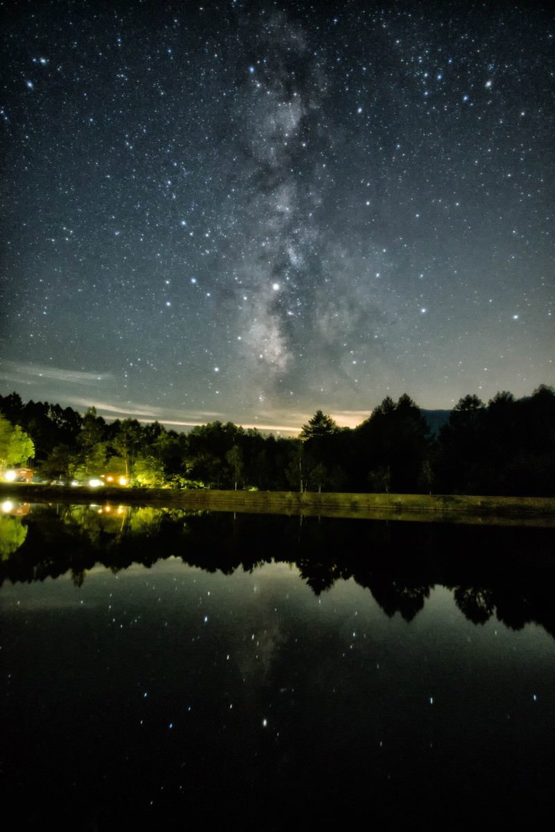 タカソメキャンプ場の釣池に映る天の川と満天の星空