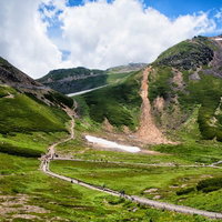 乗鞍バスターミナル前の登山道と夏の入道雲の写真