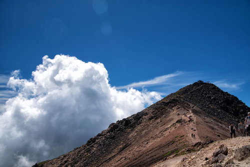 乗鞍剣ヶ峰の登山道に沸く積雲と青空の風景