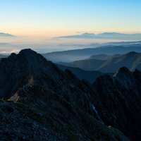 前穂高岳から広がる南アルプスの山脈と雲海の写真