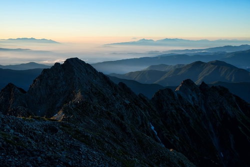 前穂高岳から広がる南アルプスの山脈と雲海