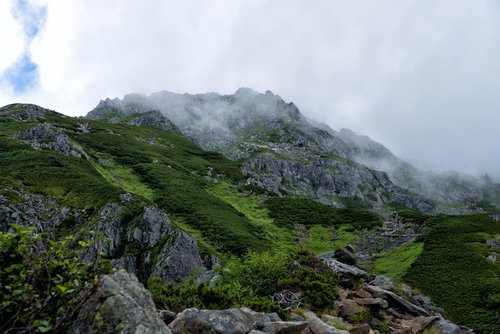 雲がかかる前穂高岳（標高3019メートル）の登山道