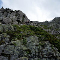前穂高岳の山頂直下に聳え立つ険しい岩場と北アルプスの絶景の写真