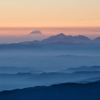 北アルプスから望む雲海に映える朝焼けの山脈の写真