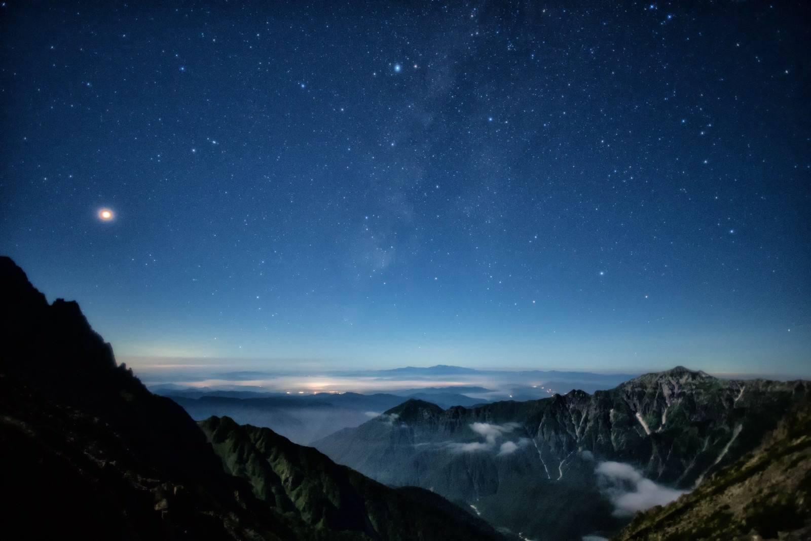 北アルプスの渓流と夜明けの山並み